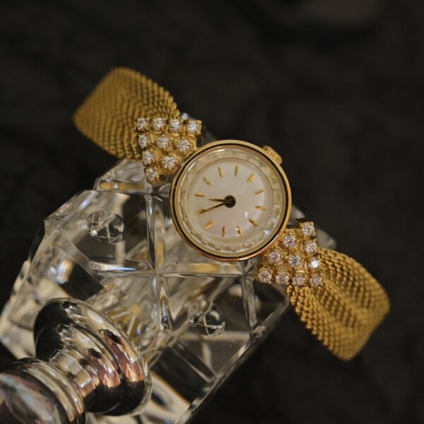 Exquisite Vintage Diamond Quartz Women's Watch - Image 3